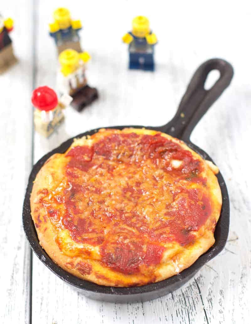 https://www.vindulge.com/wp-content/uploads/2016/03/Deep-Dish-Pizza-in-a-Mini-Cast-Iron-Pan.jpg