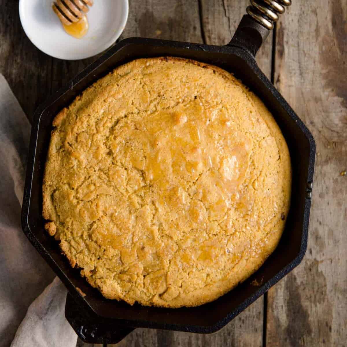 https://www.vindulge.com/wp-content/uploads/2020/04/Skillet-Cornbread-with-Smoked-Honey-cooked-on-the-grill-sq.jpg