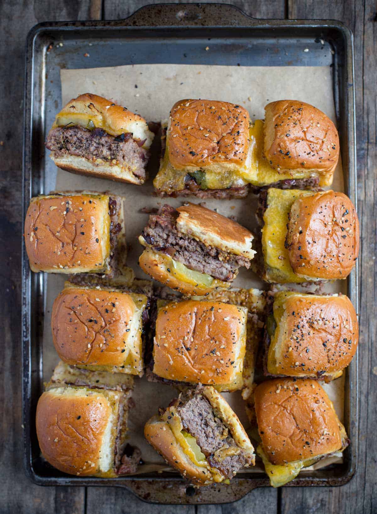 https://www.vindulge.com/wp-content/uploads/2022/06/Grilled-Cheeseburger-Sliders-with-Caramelized-Onions.jpg