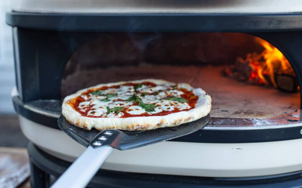 How To Make Pizza In An Outdoor Pizza Oven - Vindulge