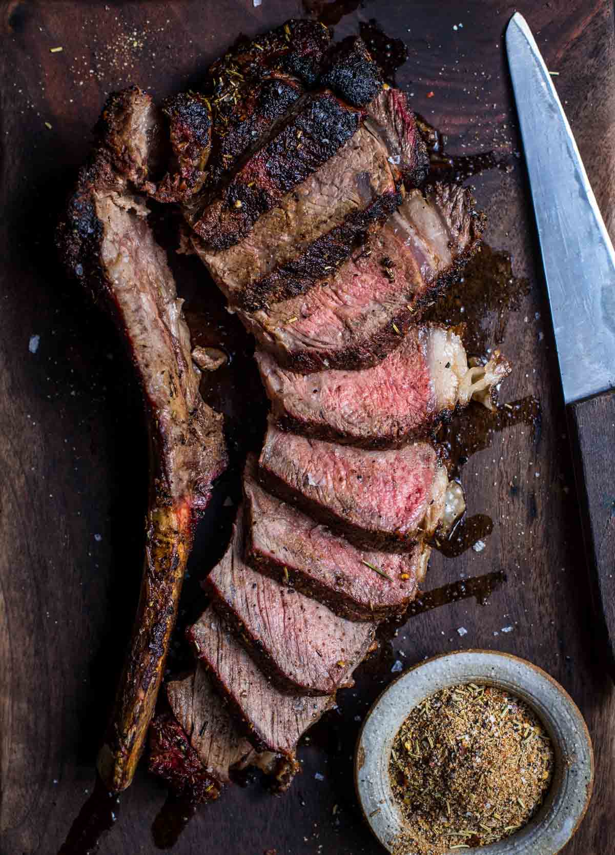https://www.vindulge.com/wp-content/uploads/2022/09/Grilled-Tomahawk-Steak-with-beef-rub.jpg